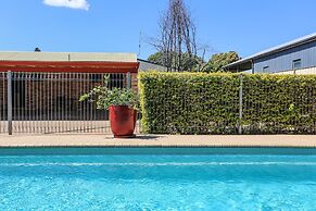 Clermont Country Motor Inn