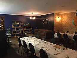 Clermont Country Motor Inn