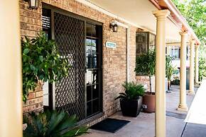 Clermont Country Motor Inn