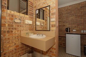 Clermont Country Motor Inn