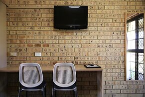 Clermont Country Motor Inn