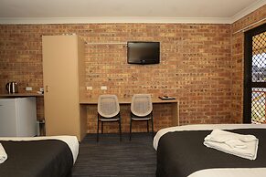 Clermont Country Motor Inn