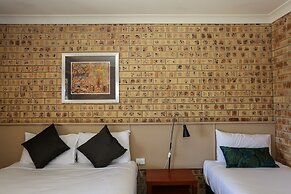 Clermont Country Motor Inn