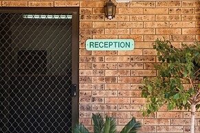 Clermont Country Motor Inn