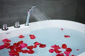 Lize Graceland Artistic Suite Inn