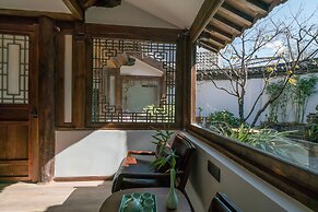 Lize Graceland Artistic Suite Inn