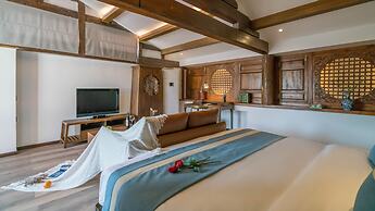 Lize Graceland Artistic Suite Inn