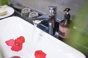 Lize Graceland Artistic Suite Inn