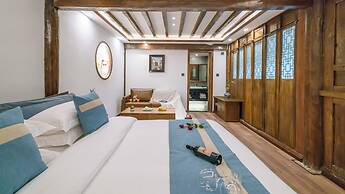 Lize Graceland Artistic Suite Inn