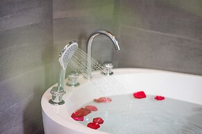 Lize Graceland Artistic Suite Inn