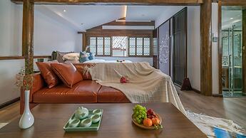 Lize Graceland Artistic Suite Inn