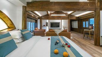 Lize Graceland Artistic Suite Inn