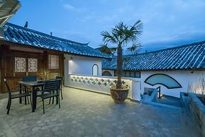 Lize Graceland Artistic Suite Inn