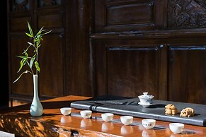 Lize Graceland Artistic Suite Inn