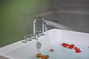 Lize Graceland Artistic Suite Inn