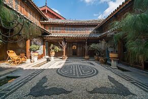 Lize Graceland Artistic Suite Inn