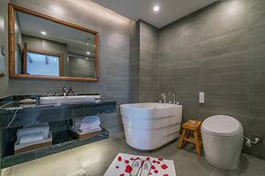 Lize Graceland Artistic Suite Inn