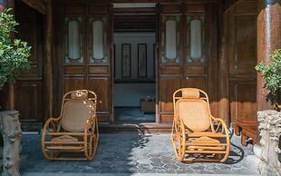 Lize Graceland Artistic Suite Inn