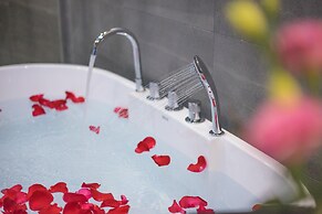 Lize Graceland Artistic Suite Inn