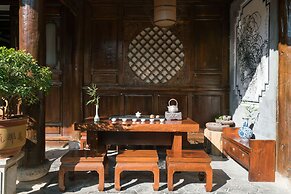 Lize Graceland Artistic Suite Inn