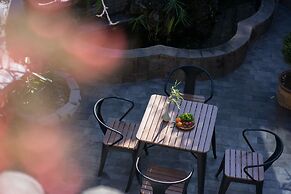 Lize Graceland Artistic Suite Inn