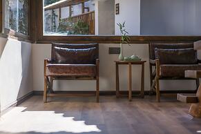 Lize Graceland Artistic Suite Inn