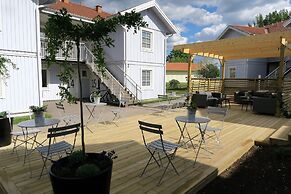 Easy Livin Apartment Hotel by Stubor