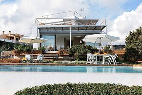 Sea Front Luxurious Villa