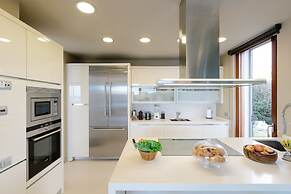 Sea Front Luxurious Villa