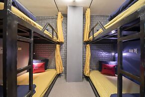 RedDoorz Hostel @ Signature Inn