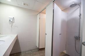 RedDoorz Hostel @ Signature Inn