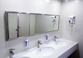 RedDoorz Hostel @ Signature Inn