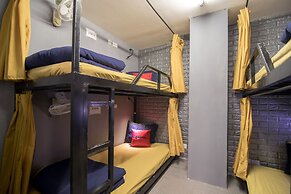 RedDoorz Hostel @ Signature Inn