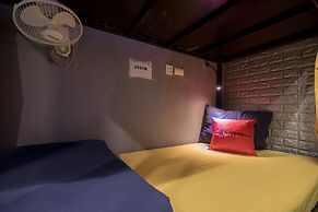 RedDoorz Hostel @ Signature Inn