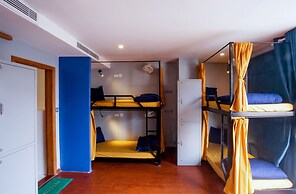 RedDoorz Hostel @ Signature Inn