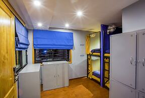 RedDoorz Hostel @ Signature Inn