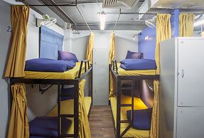 RedDoorz Hostel @ Signature Inn