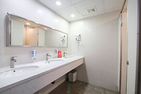 RedDoorz Hostel @ Signature Inn