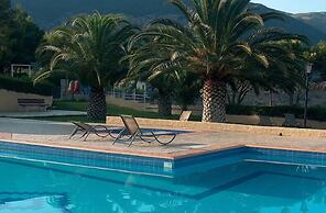 Chrissa Camping Rooms & Bungalows