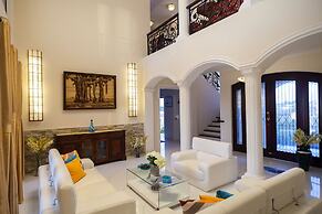 Villa with Spectacular Sea View