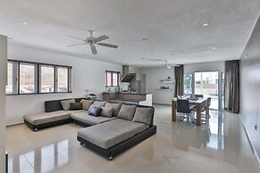 Luxury Villa With Pool in Jan Thiel