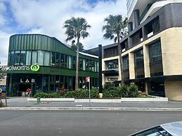 Stylish Waterfront Apt in Rhodes