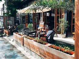 Bloom Cafe & Hostel Lipe