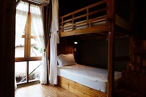 Bloom Cafe & Hostel Lipe