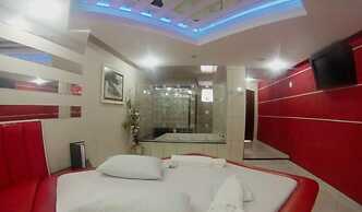 Flamboyant Motel - Adults Only