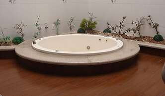 Flamboyant Motel - Adults Only