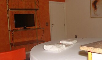 Flamboyant Motel - Adults Only