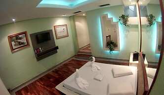 Flamboyant Motel - Adults Only