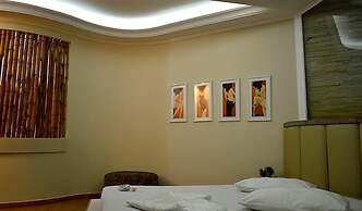 Flamboyant Motel - Adults Only