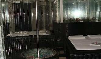 Flamboyant Motel - Adults Only